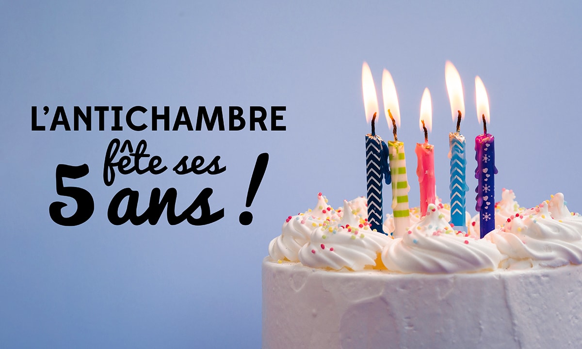 Photo d'un gâteau d'anniversaire avec 5 bougies et le texte : L'Antichambre fête ses 5 ans