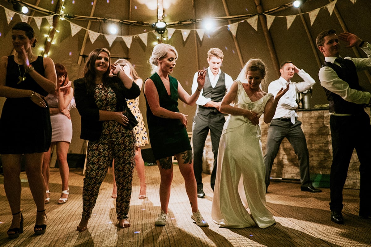 Photo d'une soirée EVG /EVJF avec un groupe de personnes dansant